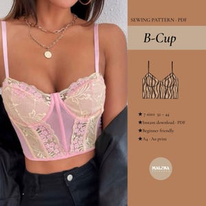 Può includere: Un top a corsetto in pizzo rosa e beige con spalline sottili. Il top presenta un design in pizzo floreale e un pannello trasparente. L'immagine include anche il testo "SEWING PATTERN PDF" e "B-Cup".
