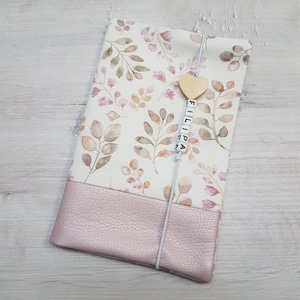 Moederpaspoorthoes gepersonaliseerd met extra vak en naam / moederkindpaspoort / katoen / kunstleer / bloemen bloemen roze