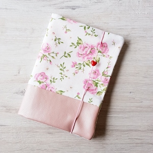Zwangerschaps paspoorthoes gepersonaliseerd met extra vak en naam/moeder en kind paspoorthoes/katoen/imitatieleer/bloemen bloemen