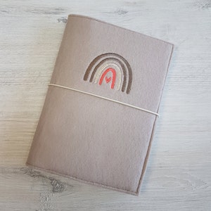 Capa para passaporte da mãe arco-íris personalizada com nome e compartimento para certificado de vacinação e cartão de débito / feltro bege marrom