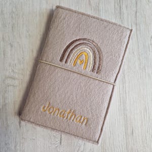 Capa para passaporte da mãe pode ser personalizada com nome / compartimento para certificado de vacinação e cartão CE / capa para passaporte mãe-filho / feltro bege marrom / arco-íris