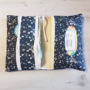 Windeltasche mit Name, Feuchttuchfach, Gummi- und Schnullerband, Windelclutch, Wickeltasche, floral, Blumen, Vögel