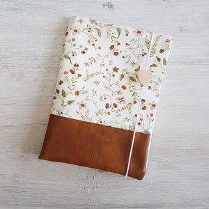 Moederpaspoorthoes gepersonaliseerd met extra vak en naam / paspoorthoes voor moederkind / kunstleer / katoen / weidebloemen / bloemen