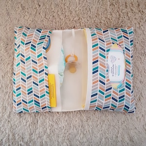 Windeltasche mit Name, Feuchttuchfach, Gummi- und Schnullerband; Windelclutch, Wickeltasche, diaper bag, grün, braun, weiß, geometrisch