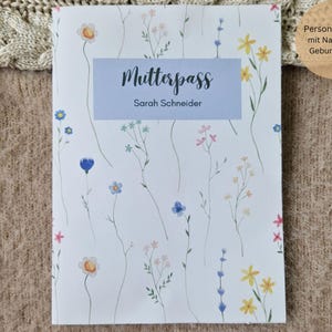 Moederpaspoorthoes aanpasbaar met vak en naam / hoes voor het paspoort van de Duitse moeder / zwangerschapscadeau / zomerweide bloemen