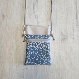Handytasche / Handytasche zum Umhängen / Crossbody / Umhängetasche / Baumwolle / Kunstleder /  geometrisches Muster grau blau / OSLO