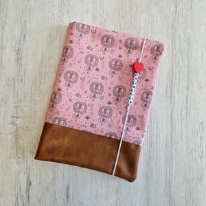 U-boekjeshoes aanpasbaar met naam + compartiment / vaccinatiecertificaat / examenboekjes / gezondheidsboekjes / katoen / kunstleer / leeuw