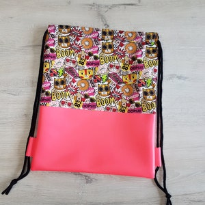 Sac de sport avec nom / sac de sport enfant / sac de sport maternelle / sac à dos / coton / simili cuir / beignet chat rose fluo