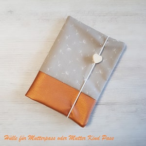 Zwangerschaps paspoorthoes gepersonaliseerd met extra vak en naam/moeder en kind paspoorthoes/katoen/kunstleer/paardenbloem taupe