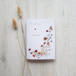 Zwangerschapspaspoorthoes gepersonaliseerd met extra vak en naam / 3 delen / zomerse weidevlinder bloemen