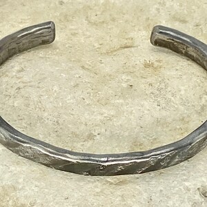 Hamrad titanmanschettarmband, diagonal stenfinish, unisexsmycken bild 3