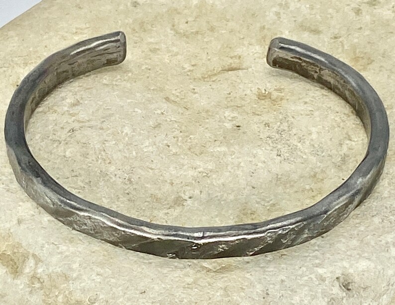 Hamrad titanmanschettarmband, diagonal stenfinish, unisexsmycken bild 3