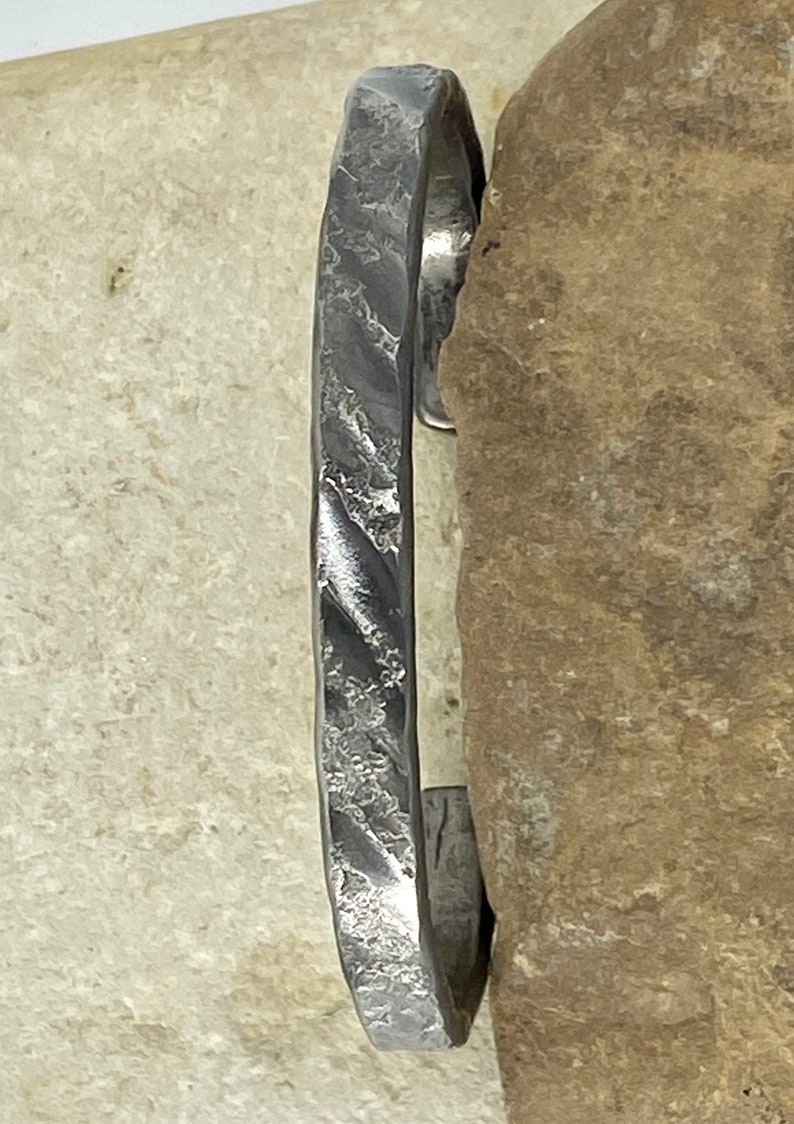 Hamrad titanmanschettarmband, diagonal stenfinish, unisexsmycken bild 1