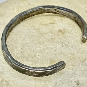 Hamrad titanmanschettarmband, diagonal stenfinish, unisexsmycken bild 4