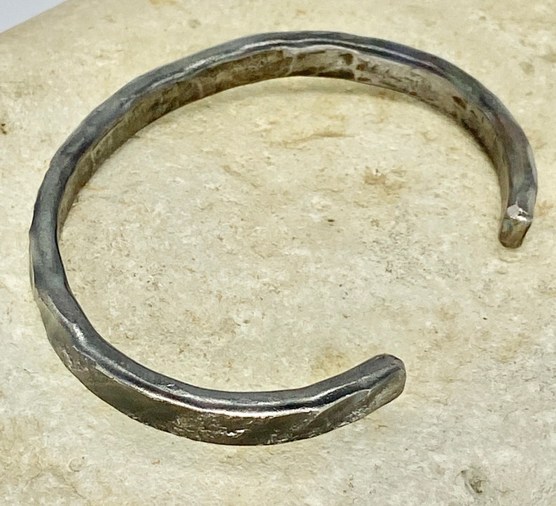Hamrad titanmanschettarmband, diagonal stenfinish, unisexsmycken bild 4