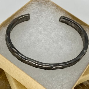 Hamrad titanmanschettarmband, diagonal stenfinish, unisexsmycken bild 5