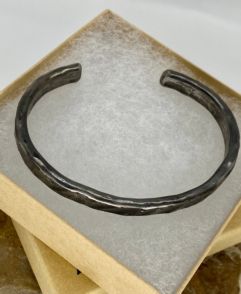 Hamrad titanmanschettarmband, diagonal stenfinish, unisexsmycken bild 5