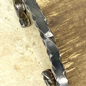 Pulsera de puño fino martillado, brazalete de acero inoxidable, regalo de aniversario, aniversario de hierro, regalo único, regalo para él, pulsera agresiva