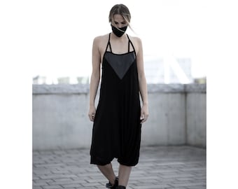 Tuta Hazarx: Tuta nera con schiena scoperta, tutina oversize in viscosa, tuta harem