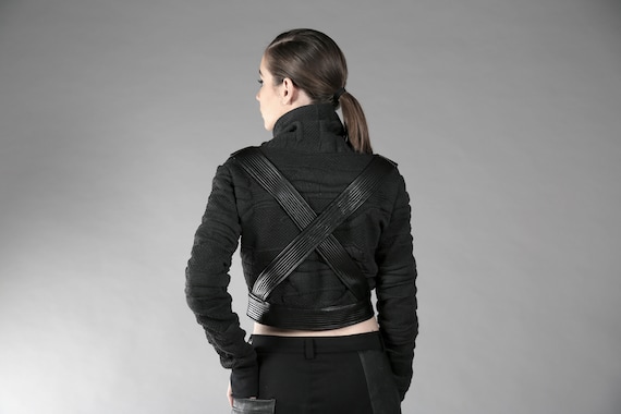 【NOT KNOWING】 Curved Crop Rider Jacket /追跡付 455EMBLE Asymmetrical Back-Zip Cropped PU Biker Jacket