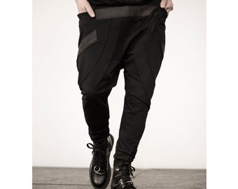 Die Illusion Pants: Schwarze Haremshose mit tiefem Schritt, futuristische Streetwear