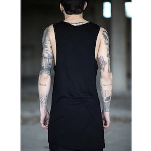 Noir Tank (Männerkleidung-schwarzer Manntop-Männer Tank-T-Shirt-asymmetrisches Top Tank-Partykleidung-lange Männer Tank-alternative Kleidung-Avantgarde Mode)