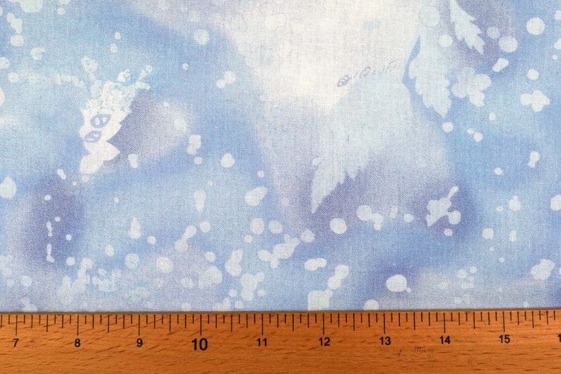 May include: Light blue fabric with a watercolor effect. The fabric features white leaf and dot patterns, creating a soft, airy design. The fabric is suitable for various craft projects.