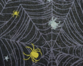 Spinnengewebe, Glitzerstoff, Halloween-Stoff, Cobweb-Stoff, Quiltgewebe, Baumwollstoff, gelbe Spinnen, Preis durch die Halmetta