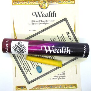 Peut inclure: Un tube violet et noir avec le mot "Wealth" imprimé dessus. Le tube est posé sur un papier blanc avec le texte "Merlin Spells" et "Wealth" imprimé dessus. Il y a une bougie jaune et une pierre turquoise sur le papier.
