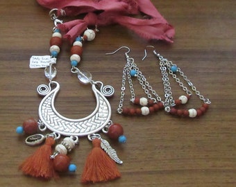 Necklace & Earrrings Set Gemstones: Sari Silk, Red Jasper, Cream Howlite, Moon Shape Woven Pendant, 72cm