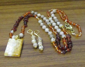 Halskette & Ohrringe Set. Koralle Fossiler Jaspis Perlen und Anhänger, Gebänderter Karneol, Orange Granat, Geknotet, 121,5cms