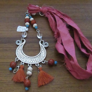 Necklaces Gemstone: Red Jasper, Cream Howlite, Sari Silk,  72cm