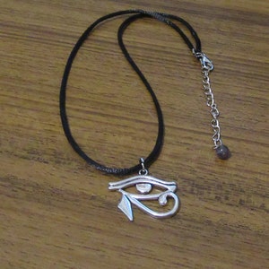 Colliers Gemstone: Améthyste, Black Faux Leather Cord, Filigree Eye of Horus Pendant, Extender, 47cms