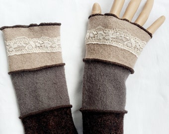 Wrist warmers made of wool walk with lace