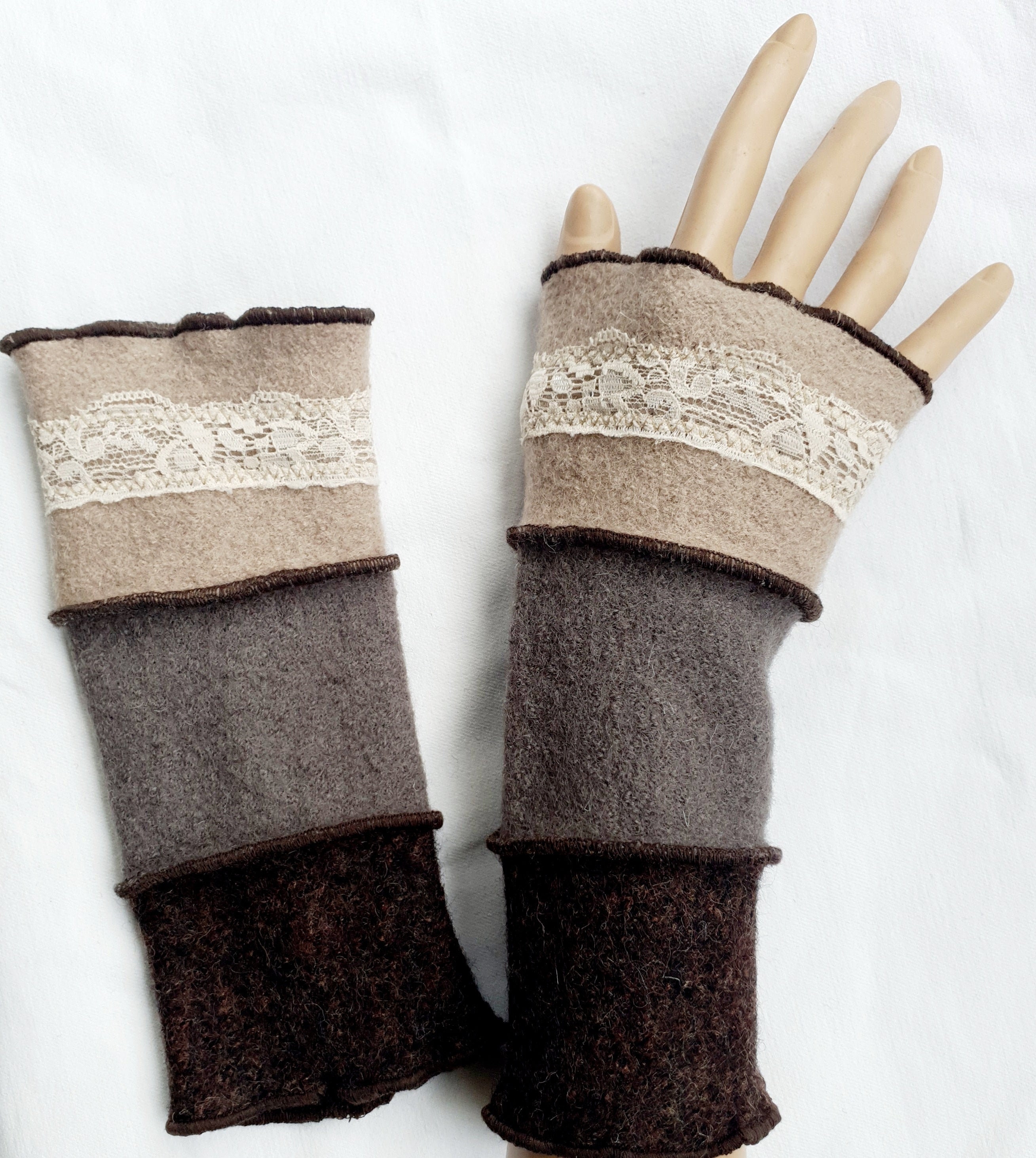 Wrist warmers made of wool walk with lace