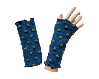 Wrist warmers made from wool walk