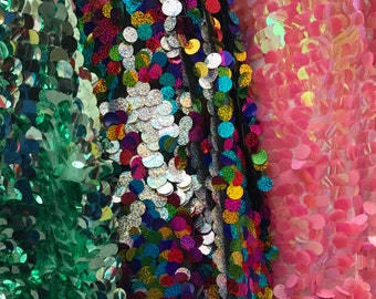 Puede incluir: Cuatro telas diferentes con lentejuelas redondas. Las telas son iridiscentes y vienen en los colores rosa, verde, plateado y multicolor.