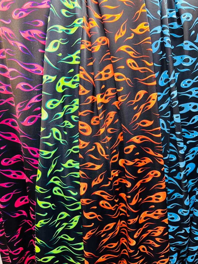 Puede incluir: Cuatro muestras de tela con un patr&oacute;n de llamas. Las muestras son de color rosa, verde, naranja y azul.