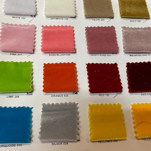 Könnte beinhalten: Eine Farbkarte mit Stoffmustern in verschiedenen Farben und Namen. Die Farben umfassen Weiß, Creme, Taupe, Gold, Rosa, Rose/Blush, Dusty Rose, Mauve/Blush, Lime, Orange, Rot, Türkis, Silber, Gelb/D und Gelb/DK.