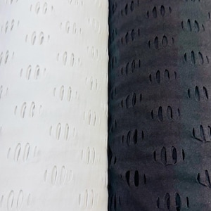 Nylon spandex elasticizzato in 4 direzioni con design a taglio geometrico Lacer, 58/60&quot;. Venduto al metro quadro. Spedito in tutto il mondo da Los Angeles, California, USA.
