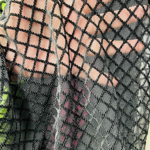 Malla elástica flocada con diseño de rombos, 4 direcciones, 147/152 cm. Se vende por yarda. Envíos a todo el mundo desde Los Ángeles, California, EE. UU.