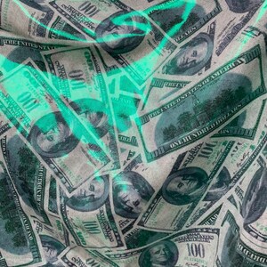 以下が含まれることがあります： アメリカ合衆国100ドル紙幣の模様がついた布のクローズアップ。紙幣は緑と白で、ベンジャミン・フランクリンの肖像画が描かれている。布はしわくちゃで、表面に凹凸がある。