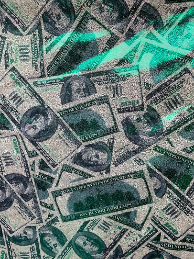 以下が含まれることがあります： 緑と白のパターンで、米ドル100ドル札の山をクローズアップした画像。札はランダムなパターンで配置されており、一部の札はわずかに重なっています。