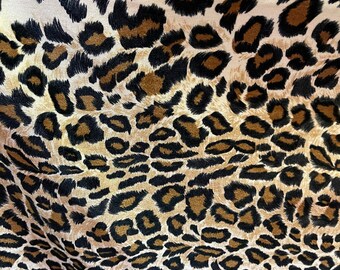 Diseño de leopardo. Estampado animal exótico sobre terciopelo elástico de gran calidad. Elástico en 4 direcciones. 147/152 cm. Se vende por yarda. Envíos a todo el mundo desde Los Ángeles.