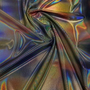 Op de afbeelding: Een close-up van iriserende stof met een subtiel textuurpatroon. De stof heeft een regenboogkleurige glans met tinten blauw, groen, goud en rood.