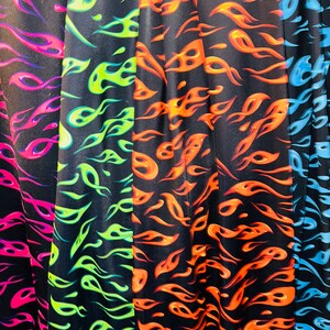 Puede incluir: Cuatro muestras de tela con un patr&oacute;n de llamas. Las muestras son de color rosa, verde, naranja y azul.