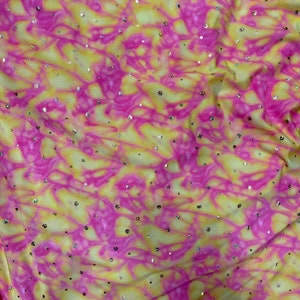 Vattendesign Blå/grön & rosa/gul färgtryck nylon spandex med hologrampaljetter 4-vägs stretch 58/60” Säljs av YD.