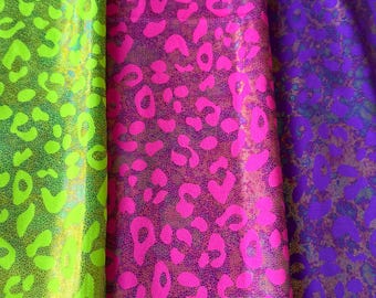Nuevo diseño exótico de leopardo iridiscente, holograma de nailon y spandex, elástico en 4 direcciones, 147/152 cm. Se vende por yarda. Envíos a todo el mundo desde Los Ángeles, California.