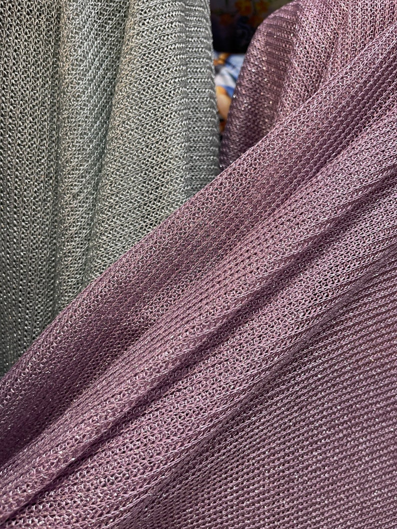 Puede incluir: Dos piezas de tela, una es gris claro y la otra es morado oscuro. Ambas telas tienen un patr&oacute;n de punto texturizado brillante.