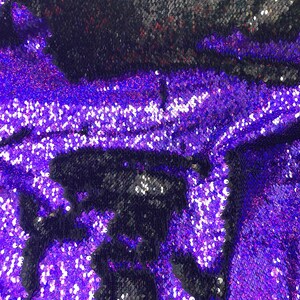 Nieuw opklapbaar hologram pailletten zwart/paarse omkeerbare pailletten in spandex basis 2-weg 58/60&quot; Verkocht per jaar. Wordt wereldwijd verzonden vanuit L.A CA